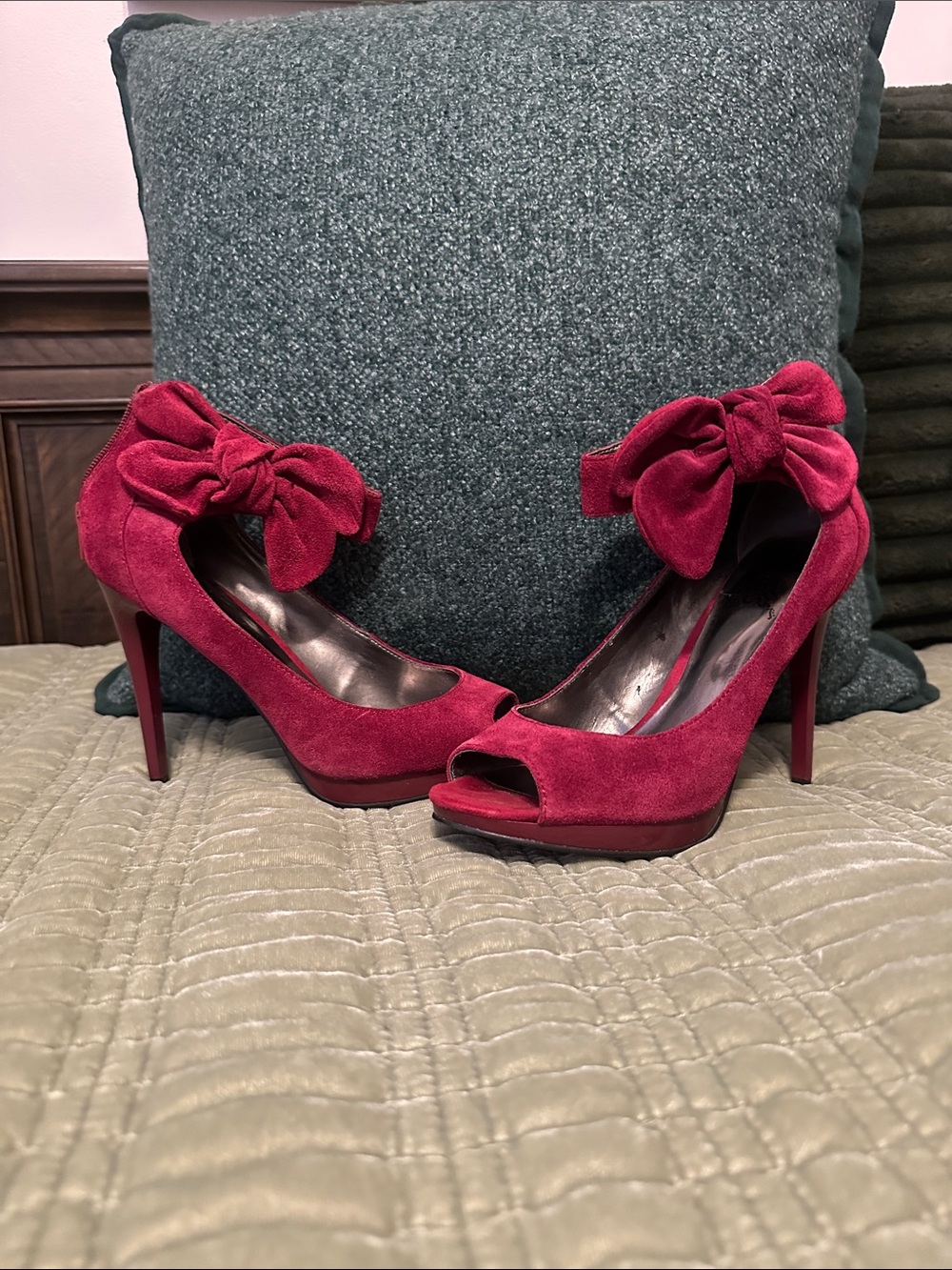 Carlos Santana Bow Accent Suede Peep-Toe High Heels in Burgundy